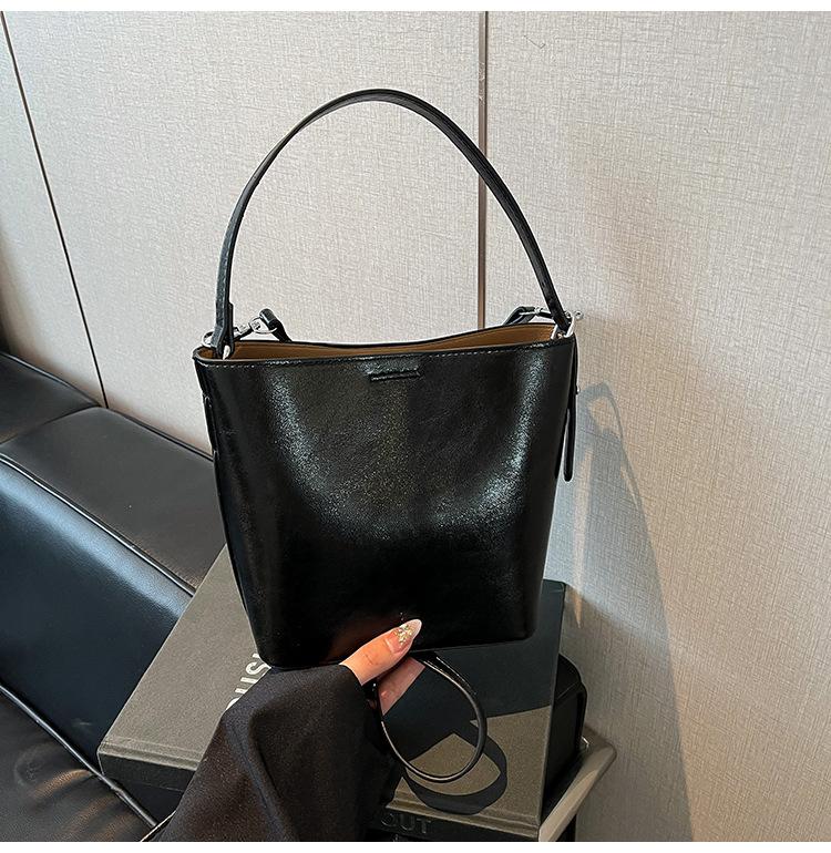 2025 весна корейская высококачественная текстура новая мода сумка Kelly женская ретро сумка-мессенджер универсальная подмышечная сумка
2025 весна корейская высококачественная текстура новая мода сумка Kelly женская ретро сумка-мессенджер универсальная подмышечная сумка