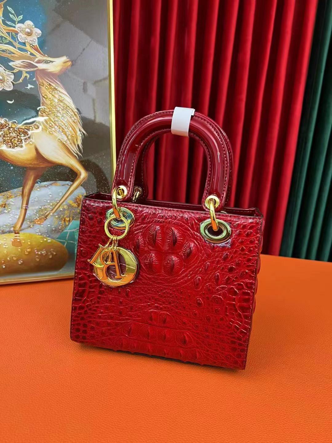 Сумка через плечо из натуральной кожи с крокодиловым узором красного цвета - сумка для подружки невесты в стиле принцессы Дианы красный
Сумка через плечо из натуральной кожи с крокодиловым узором красного цвета - сумка для подружки невесты в стиле принцессы Дианы красный