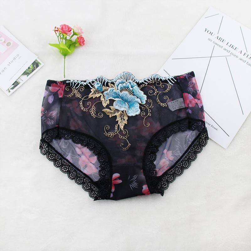 Женские прозрачные трусики средней посадки с кружевной отделкой и вышивкой в виде роз M чёрный
Женские прозрачные трусики средней посадки с кружевной отделкой и вышивкой в виде роз M чёрный