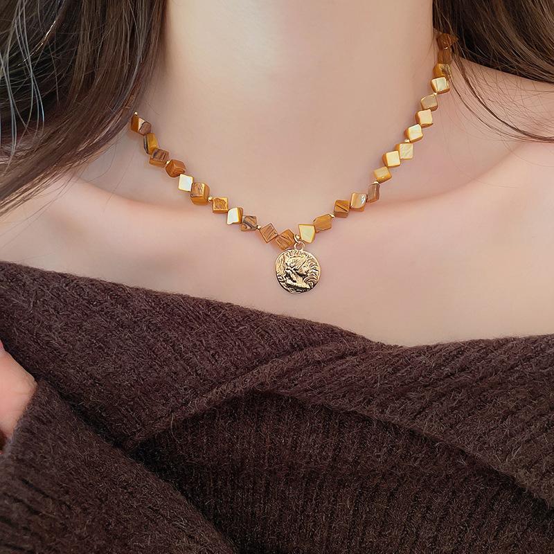 Round Portrait Rhombus Necklace Accessories High-end Fashion Unique Clavicle Chain Niche Necklace
Round Portrait Rhombus Necklace Accessories High-end Fashion Unique Clavicle Chain Niche Necklace