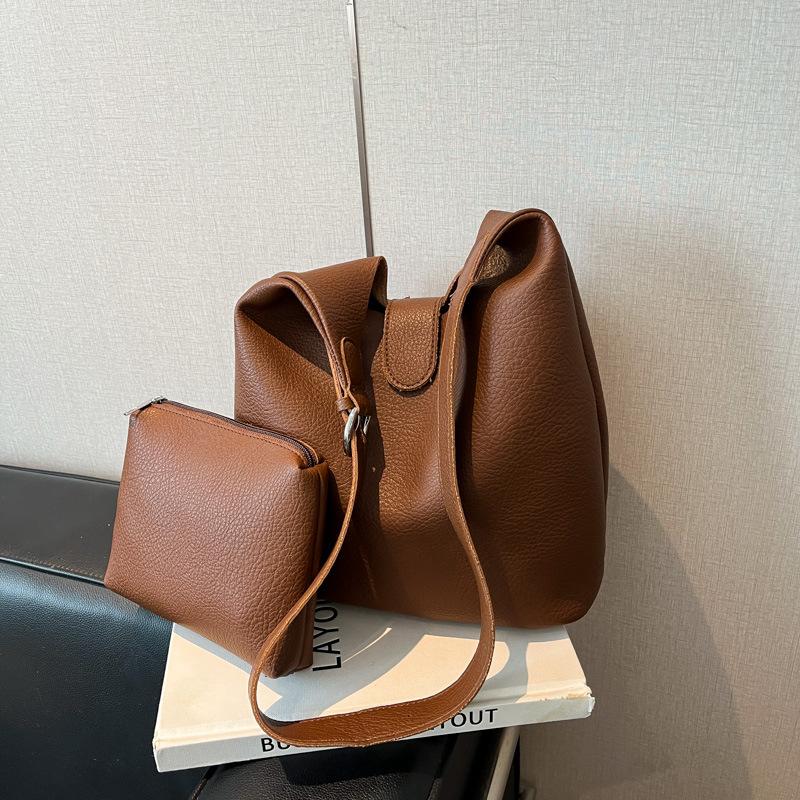 Large capacity casual messenger bag women s summer new fashion simple shoulder bag commuter bucket bag коричневый
Large capacity casual messenger bag women s summer new fashion simple shoulder bag commuter bucket bag коричневый