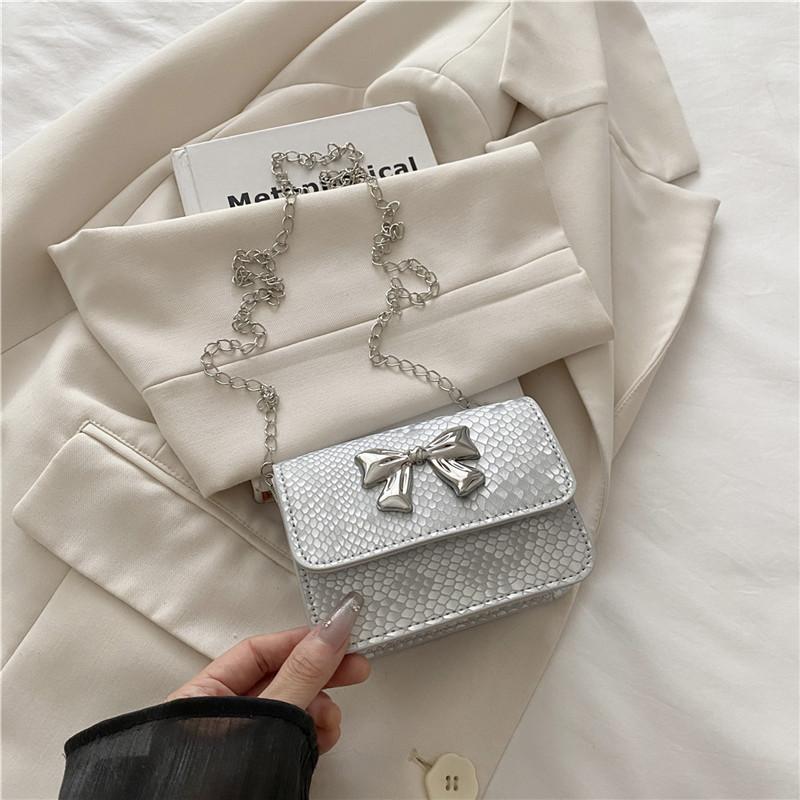 2025 spring and summer new personalized fashion season shoulder messenger bag bag women s trend casual commuter portable small square bag срібний
2025 spring and summer new personalized fashion season shoulder messenger bag bag women s trend casual commuter portable small square bag срібний