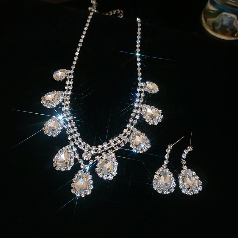 Elegant Jewelry Set, Versatile Exaggerated Vintage Alloy Crystal Earrings, Necklace, Bracelet
Elegant Jewelry Set, Versatile Exaggerated Vintage Alloy Crystal Earrings, Necklace, Bracelet