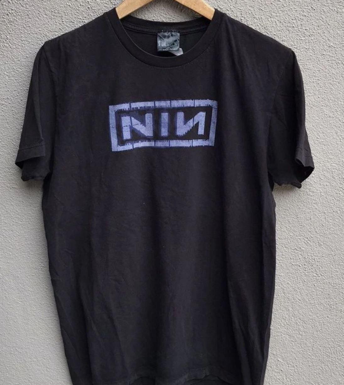 NINE INCH NAILS Band Logo Black Short Sleeve Unisex Tshirt S-4XL 4XL
NINE INCH NAILS Band Logo Black Short Sleeve Unisex Tshirt S-4XL 4XL