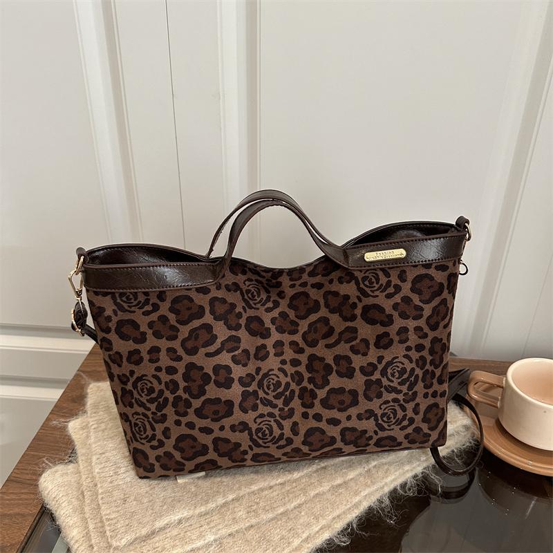 Fall Winter Leopard Print Large Capaci Shoulder Bag Women s Crossbody Bag Casual Versatile Single oulder Bag Retro Commuter Bag
Fall Winter Leopard Print Large Capaci Shoulder Bag Women s Crossbody Bag Casual Versatile Single oulder Bag Retro Commuter Bag