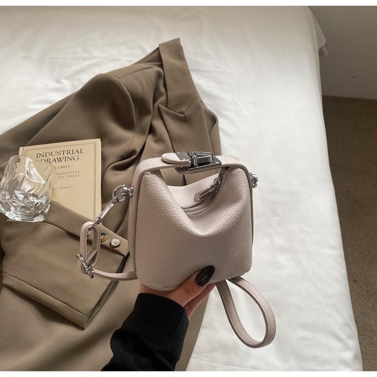 Мини-сумка нишевого дизайна с высоким чувством стиля, женская, лето 2025, новая модная сумка-мессенджер, портативная сумка-пельмень хаки
Мини-сумка нишевого дизайна с высоким чувством стиля, женская, лето 2025, новая модная сумка-мессенджер, портативная сумка-пельмень хаки