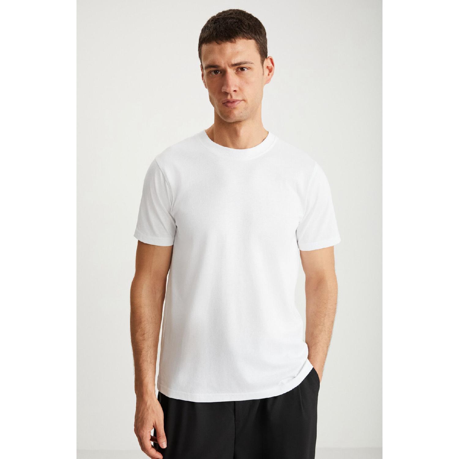 Mchel Men s Slim Fit Narrow Cut 100% Organic Cotton Basic Knitted White T-shirt With Sliding Stitches S белый
Mchel Men s Slim Fit Narrow Cut 100% Organic Cotton Basic Knitted White T-shirt With Sliding Stitches S белый