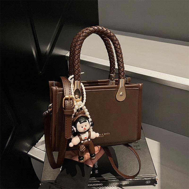 High-end niche design bag women s 2025 winter new portable small square bag trendy fashion shoulder commuter bag single package + pendant
High-end niche design bag women s 2025 winter new portable small square bag trendy fashion shoulder commuter bag single package + pendant