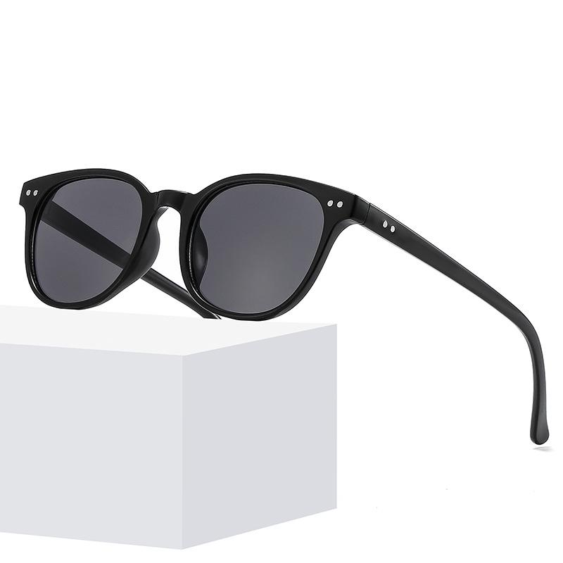 Korean Fashion Rivet Sunglasses: Trendy Unisex Influencer Selfie Shades Transparent Gray
Korean Fashion Rivet Sunglasses: Trendy Unisex Influencer Selfie Shades Transparent Gray