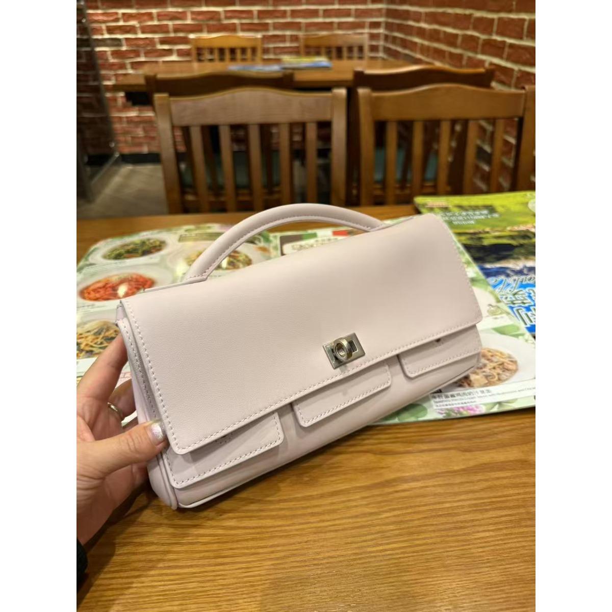 2025 New bel lock small square bag handbag fashionable versatile single shoulder oblique span bag high-end leather women s bag Small size: 22*4*12cm
2025 New bel lock small square bag handbag fashionable versatile single shoulder oblique span bag high-end leather women s bag Small size: 22*4*12cm