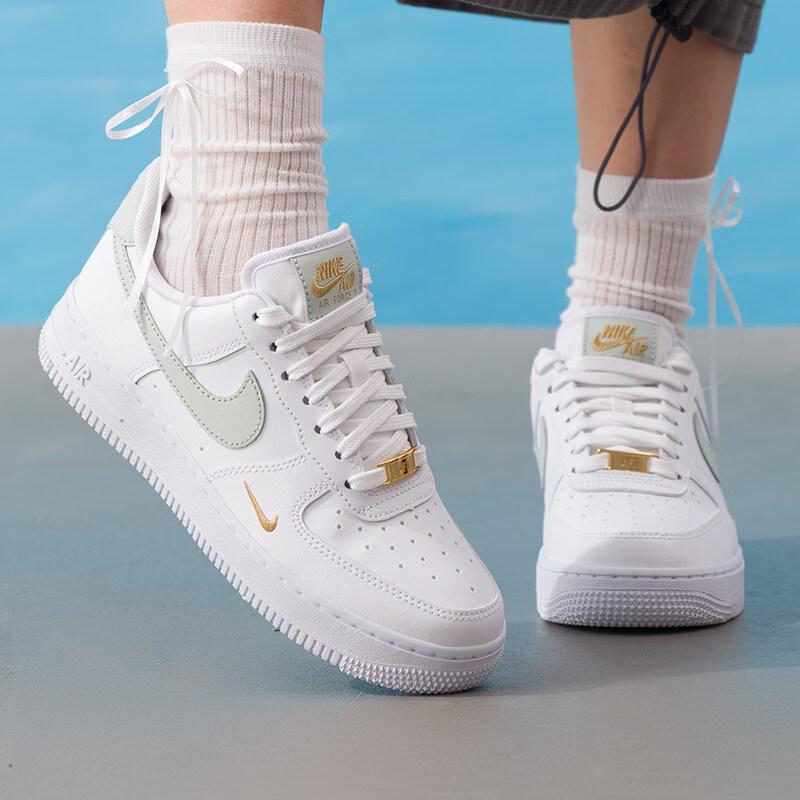 NIKE Women s Force 1 Low-Top Skate Shoes 6.5
NIKE Women s Force 1 Low-Top Skate Shoes 6.5