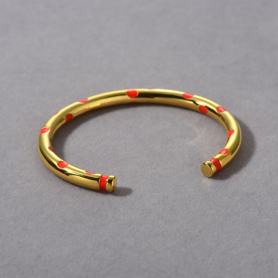 Wind Temperament Trend High-Grade Metal Copper Plated 18K Real Gold Drop Glaze Light Luxury Simple Exquisite Opening Bracelet
Wind Temperament Trend High-Grade Metal Copper Plated 18K Real Gold Drop Glaze Light Luxury Simple Exquisite Opening Bracelet
