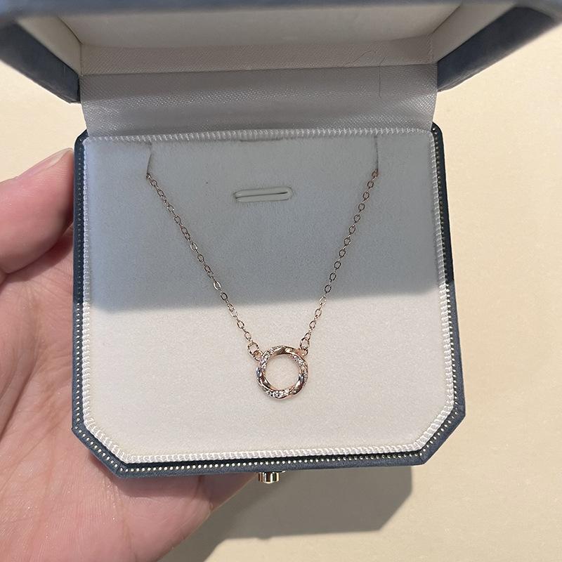 Mobius Ring Pendant 925 Silver Necklace for Women Simple French Style New Arrival Cubic Zirconia Jewelry 925 silver рожевий колір золота
Mobius Ring Pendant 925 Silver Necklace for Women Simple French Style New Arrival Cubic Zirconia Jewelry 925 silver рожевий колір золота