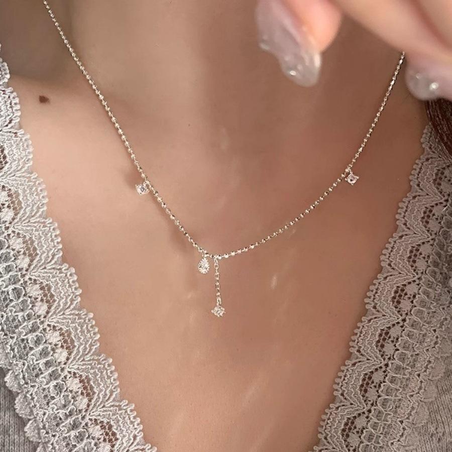 Water drop tassel necklace cold wind light luxury neck chain design collarbone chain
Water drop tassel necklace cold wind light luxury neck chain design collarbone chain