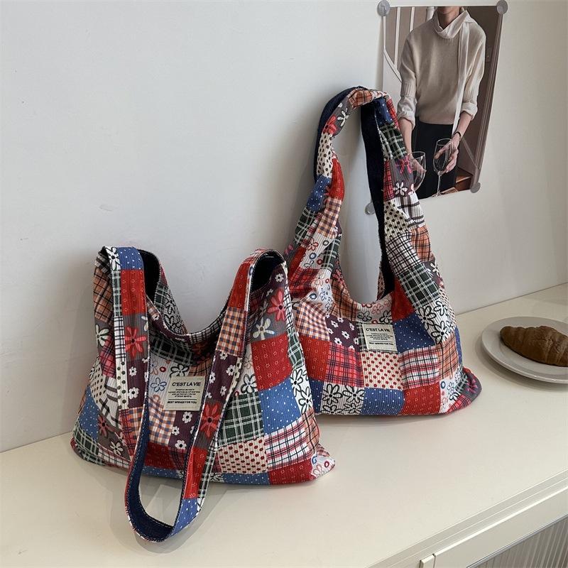 Retro corduroy flower canvas bag lightweight large-capacity shoulder messenger bag contrasting color splicing double-sided tote bag
Retro corduroy flower canvas bag lightweight large-capacity shoulder messenger bag contrasting color splicing double-sided tote bag