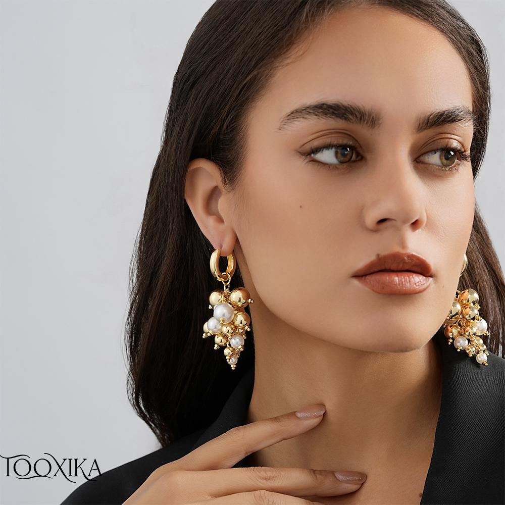Серьги Tooxika с нерегулярными золотыми круглыми бусинами, вышитыми имитацией жемчуга, простые и универсальные уличные серьги 
Серьги Tooxika с нерегулярными золотыми круглыми бусинами, вышитыми имитацией жемчуга, простые и универсальные уличные серьги