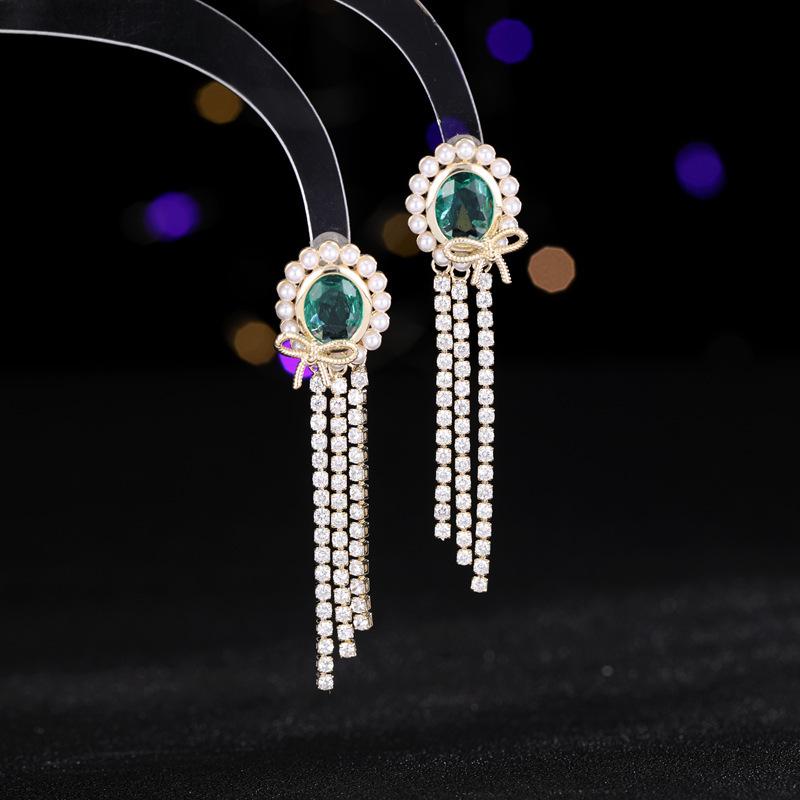 Women s Light Luxury Design Elegant Oval Bow Imitation Pearl Tassel Earrings Fashionable And Versatile Niche Design Earrings
Women s Light Luxury Design Elegant Oval Bow Imitation Pearl Tassel Earrings Fashionable And Versatile Niche Design Earrings