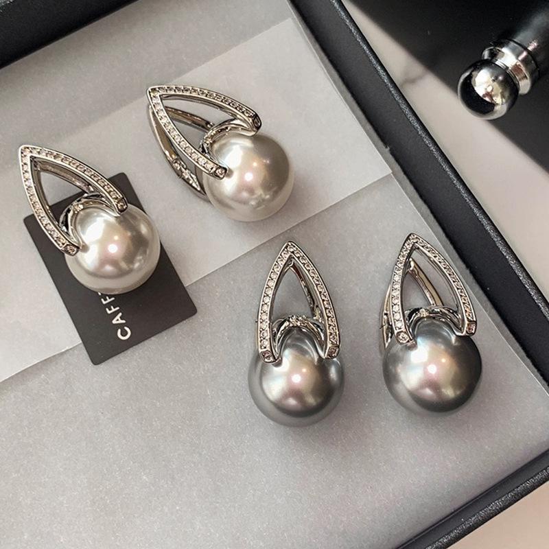 Madama Grey Water Drop Pearl Pendant Earrings - Chen Shu Style, Elegant High-End Light Luxury Studs for Women
Madama Grey Water Drop Pearl Pendant Earrings - Chen Shu Style, Elegant High-End Light Luxury Studs for Women