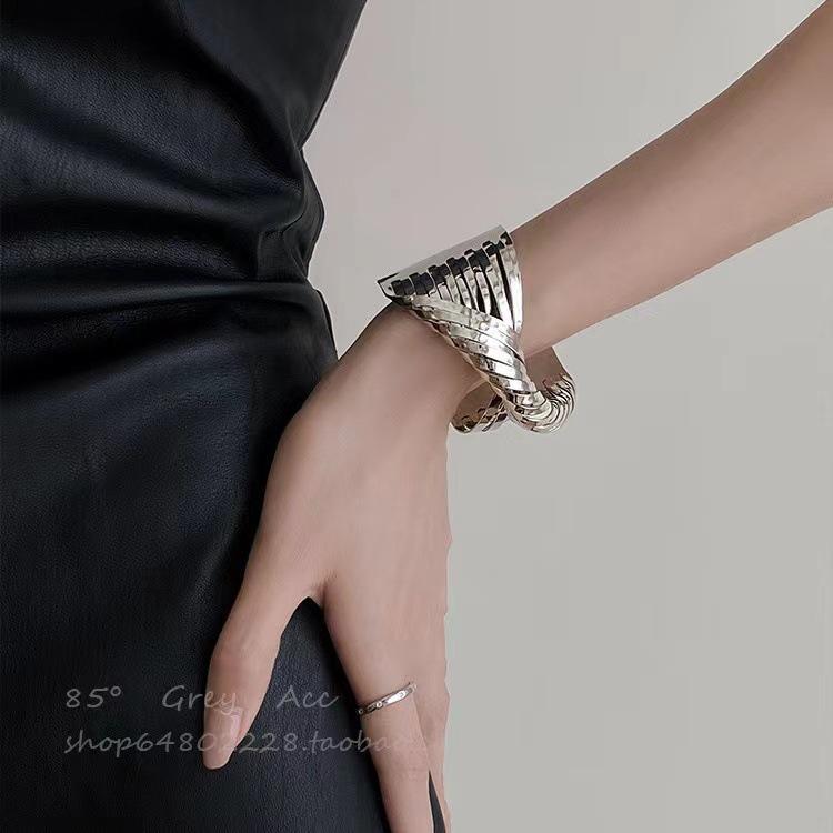 Геометрический винтажный металлический браслет в виде змеиной кости: Женский преувеличенный открытый резной браслет
Геометрический винтажный металлический браслет в виде змеиной кости: Женский преувеличенный открытый резной браслет