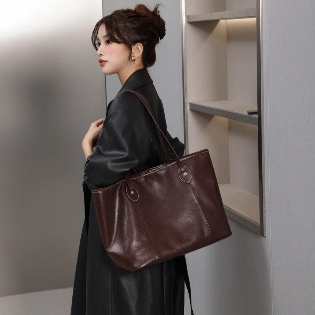 Женская сумка-тоут Baidi из натуральной кожи — большая вместимость, нишевый дизайн, сумка из коровьей кожи первого слоя и сумка через плечо коричневый
Женская сумка-тоут Baidi из натуральной кожи — большая вместимость, нишевый дизайн, сумка из коровьей кожи первого слоя и сумка через плечо коричневый