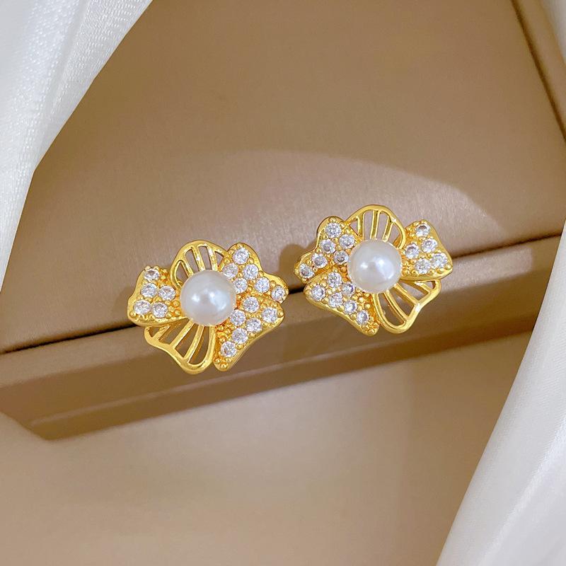 ZAKOL Luxury Shiny Zircon Pearl Flowers Pendant Necklace Earrings Set for Women Stainless Steel Chain Choker Zircon Sets
ZAKOL Luxury Shiny Zircon Pearl Flowers Pendant Necklace Earrings Set for Women Stainless Steel Chain Choker Zircon Sets