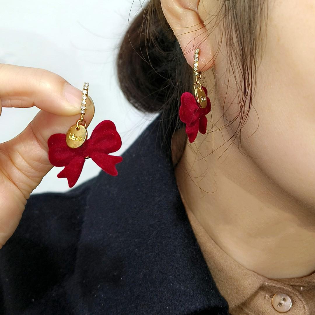 Chic Flocking Bow Pendant Earrings: Korean Style, Elegant Autumn/Winter Accessory Flocked bow earrings
Chic Flocking Bow Pendant Earrings: Korean Style, Elegant Autumn/Winter Accessory Flocked bow earrings