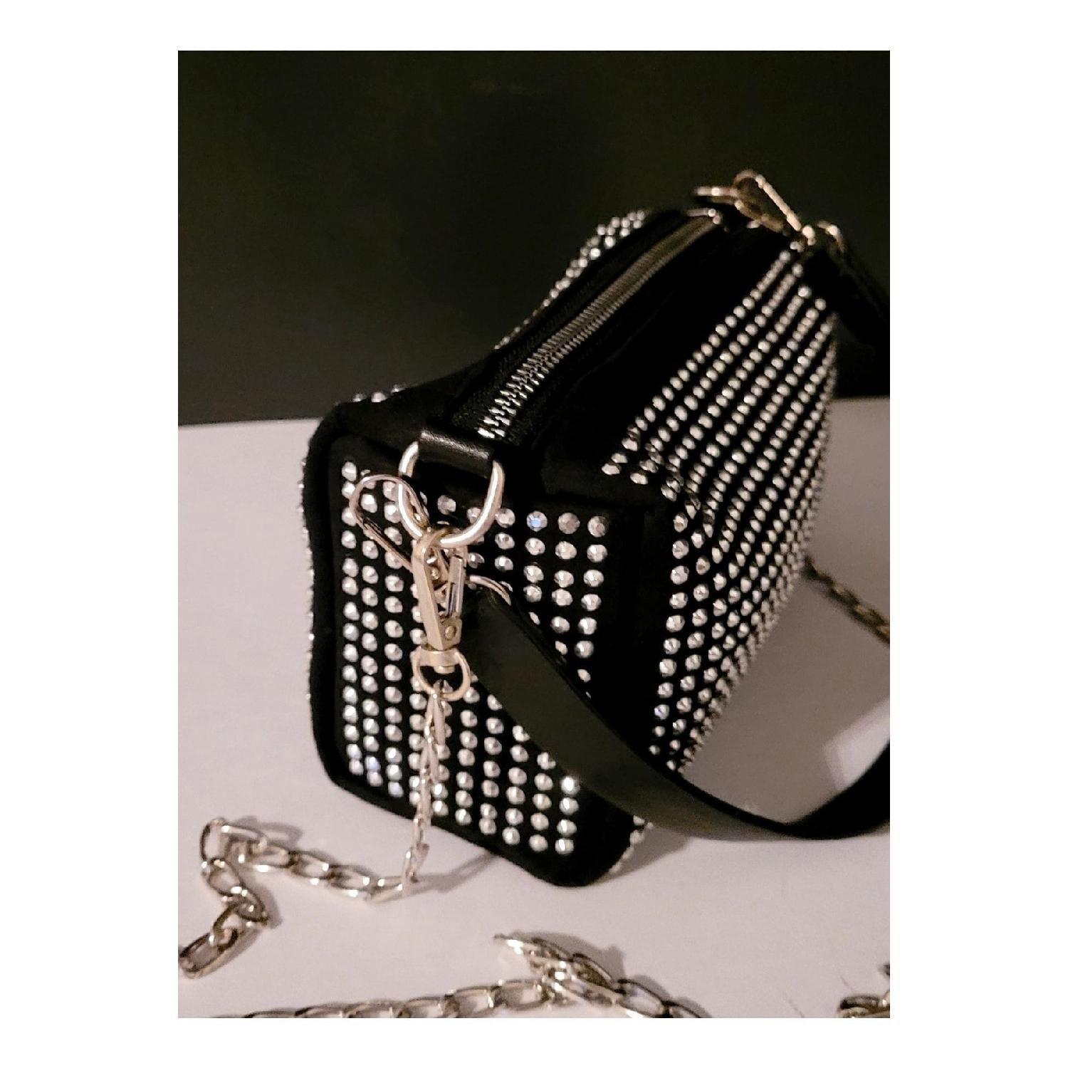 Міні-сумка на руку та через плече з чорного каменю з нубуку Bhm S чорний
Міні-сумка на руку та через плече з чорного каменю з нубуку Bhm S чорний