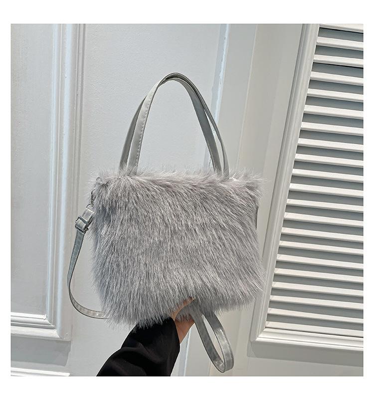 Plush small square bag 2025 imitation fox fur handbag messenger bag premium versatile portable shoulder small tote bag сірий колір
Plush small square bag 2025 imitation fox fur handbag messenger bag premium versatile portable shoulder small tote bag сірий колір