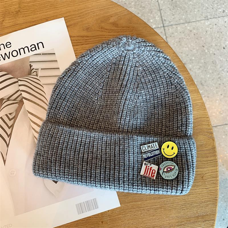 Knitted hat for autumn and winter, warm and versatile, with badge, stylish, makes the face look smaller, women s woolen hat, ear protection, cold M(56-58cm) серый
Knitted hat for autumn and winter, warm and versatile, with badge, stylish, makes the face look smaller, women s woolen hat, ear protection, cold M(56-58cm) серый