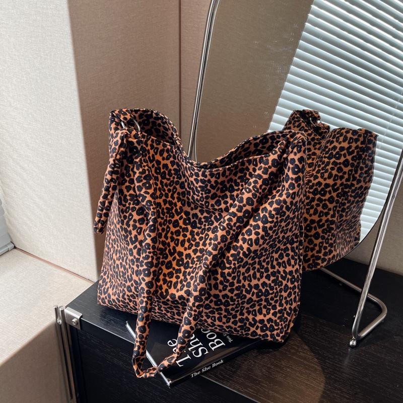 Japanese and Korean ins leopard print messenger bag 2025 lazy style retro foreign style shoulder canvas bag student versatile cloth bag коричневый
Japanese and Korean ins leopard print messenger bag 2025 lazy style retro foreign style shoulder canvas bag student versatile cloth bag коричневый