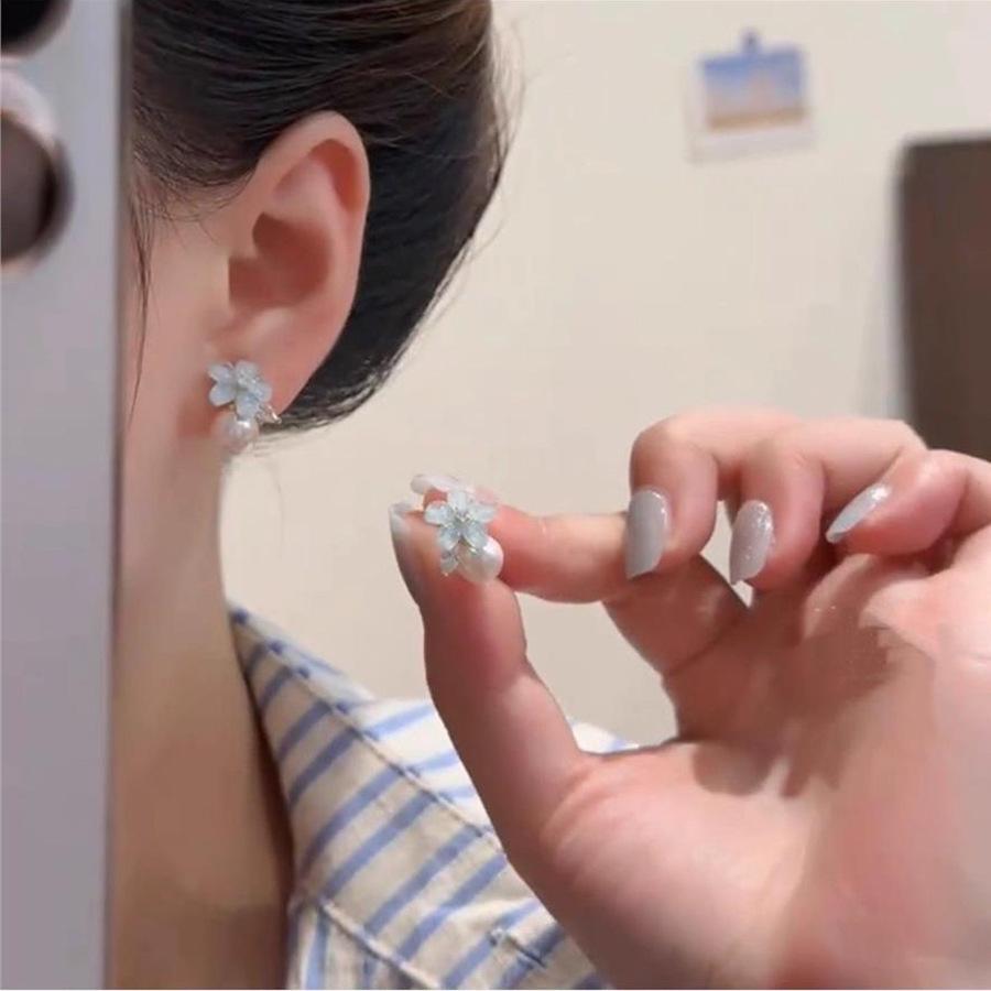 Resin flower pearl earrings fashionable small fresh sweet stud earrings light luxury versatile temperament earrings women
Resin flower pearl earrings fashionable small fresh sweet stud earrings light luxury versatile temperament earrings women