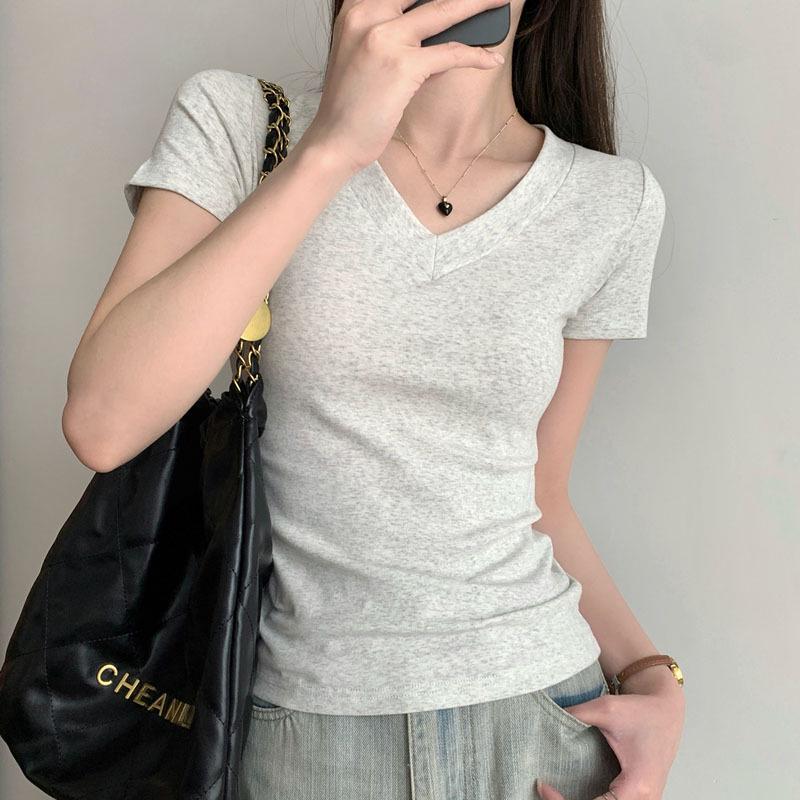 Women s Slim Fit Black V-Neck Cotton T-Shirt – Short Sleeve, Ribbed Base Layer, Flattering Elastic Design for Summer M світло-сірий колір
Women s Slim Fit Black V-Neck Cotton T-Shirt – Short Sleeve, Ribbed Base Layer, Flattering Elastic Design for Summer M світло-сірий колір