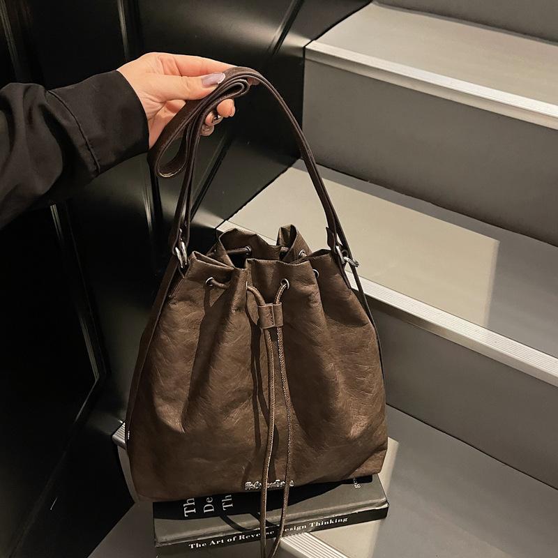 Премиальная текстурированная сумка женский новый рюкзак модная универсальная сумка через плечо большая вместимость сумка-ведро для поездок на работу темно-коричневого
Премиальная текстурированная сумка женский новый рюкзак модная универсальная сумка через плечо большая вместимость сумка-ведро для поездок на работу темно-коричневого