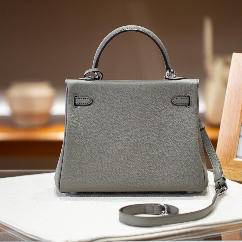 Manufacturer s 2025 New Top Layer Cowhide Silver Buckle Togo Soft Leather Bag Genuine Leather Women s Bag Handbag Crossbody Bag 25cm with 2 shoulder straps
Manufacturer s 2025 New Top Layer Cowhide Silver Buckle Togo Soft Leather Bag Genuine Leather Women s Bag Handbag Crossbody Bag 25cm with 2 shoulder straps