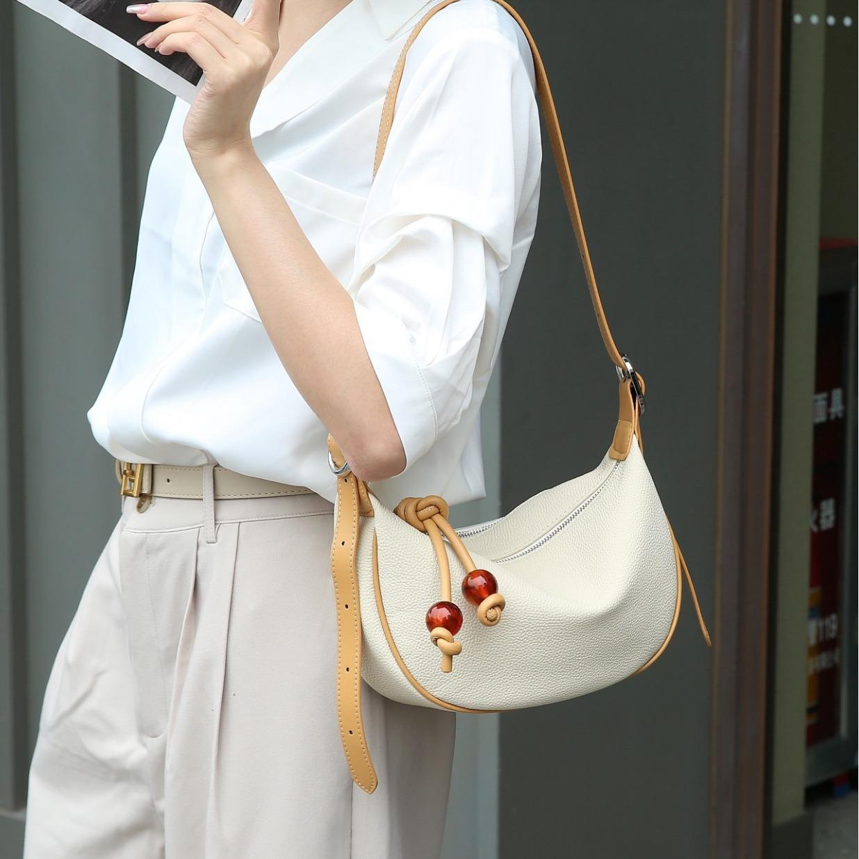 New A Grade First Layer Cowhide Moon Bag Genuine Leather Cosmetic Bag Commuting Casual One Shoulder Crossbody Bag
New A Grade First Layer Cowhide Moon Bag Genuine Leather Cosmetic Bag Commuting Casual One Shoulder Crossbody Bag