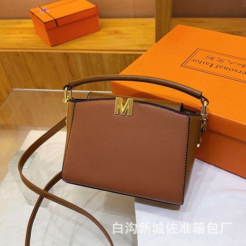 Сумка женская новая универсальная однотонная большой вместимости на плечо мессенджер коричневый
Сумка женская новая универсальная однотонная большой вместимости на плечо мессенджер коричневый