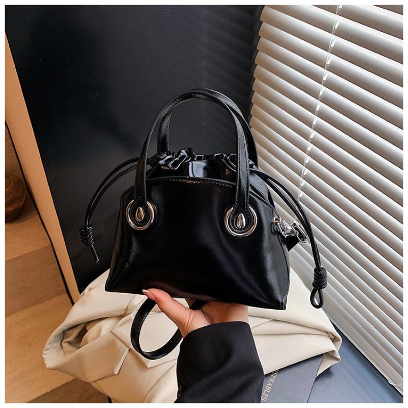 Trendy casual hand bucket bag spring new fashion high sense shoulder messenger bag versatile чорний
Trendy casual hand bucket bag spring new fashion high sense shoulder messenger bag versatile чорний