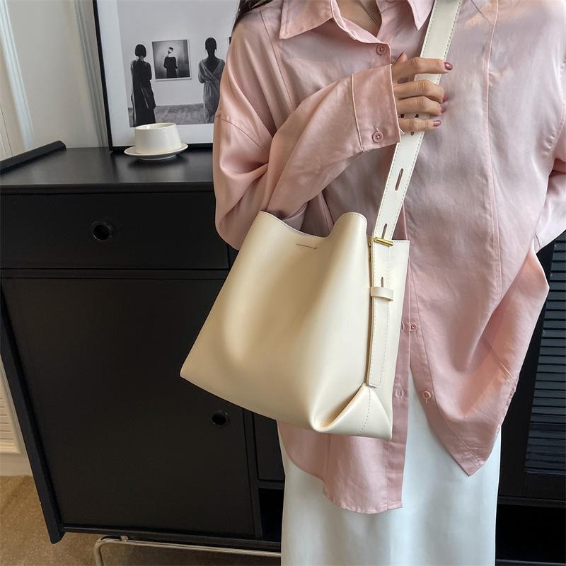 Leisure Commuter Large Capacity Tote Bag for Women s Autumn 2026 New Simple Versatile Bucket Handbags Fashi Shoulder Bags (20cm<Max Length<30cm) бежевий
Leisure Commuter Large Capacity Tote Bag for Women s Autumn 2026 New Simple Versatile Bucket Handbags Fashi Shoulder Bags (20cm<Max Length<30cm) бежевий