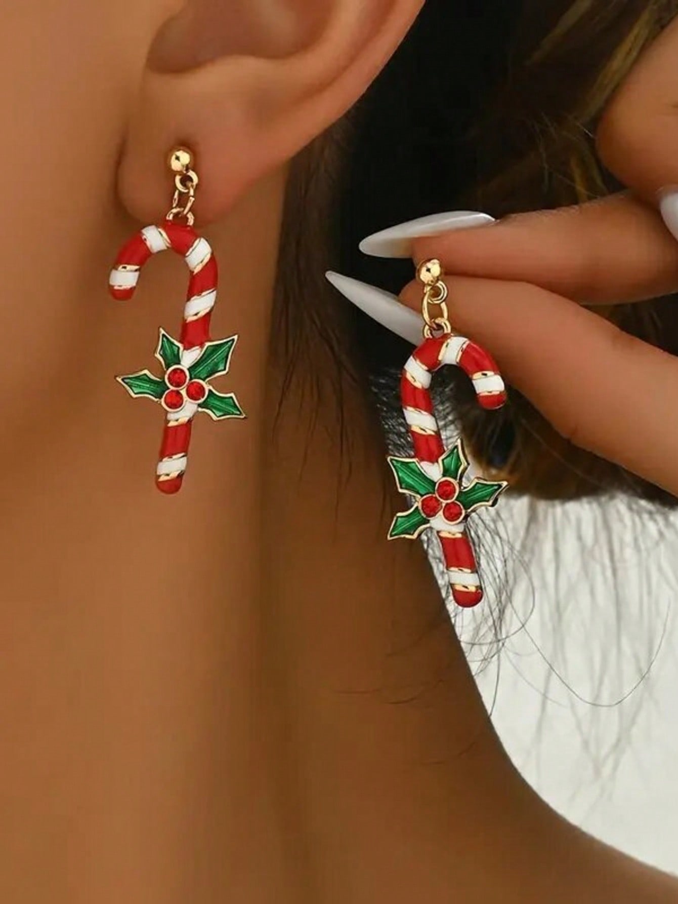 A pair of Christmas candy cane earrings with stainless steel posts, suitable for everyday wear.
A pair of Christmas candy cane earrings with stainless steel posts, suitable for everyday wear.