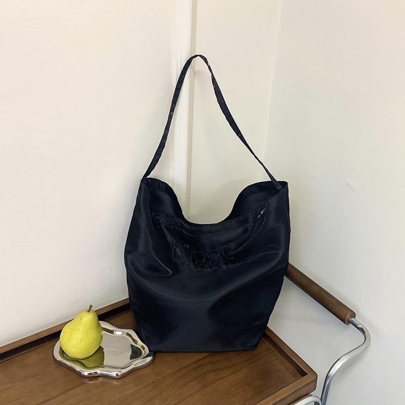 Новая мерсеризованная двусторонняя сумка-тоут женская сумка на плечо повседневная сумка-ведро для поездок на работу чёрный
Новая мерсеризованная двусторонняя сумка-тоут женская сумка на плечо повседневная сумка-ведро для поездок на работу чёрный