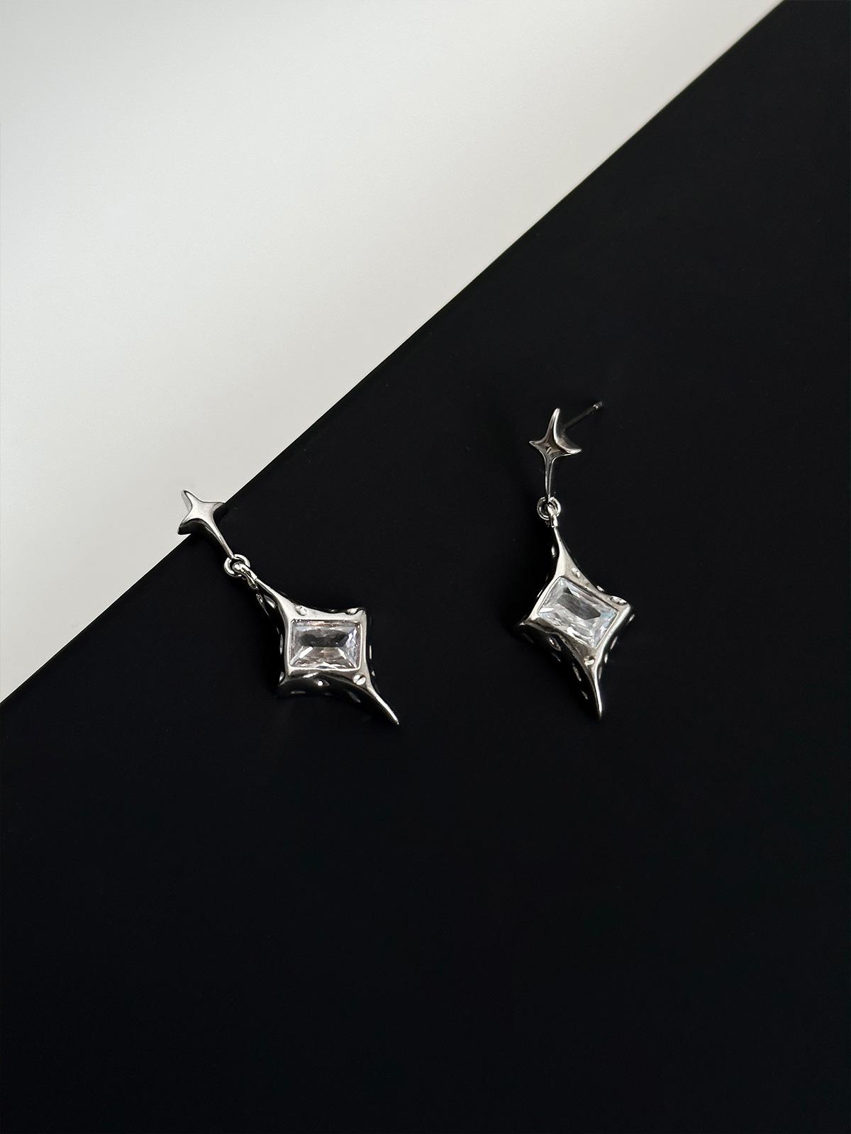 925 Silver Needle Star Pendant Earrings Women s Niche High-end Sense Square Zircon Quadruple Star Autumn and Winter Temperament Earrings 925 silver needle
925 Silver Needle Star Pendant Earrings Women s Niche High-end Sense Square Zircon Quadruple Star Autumn and Winter Temperament Earrings 925 silver needle