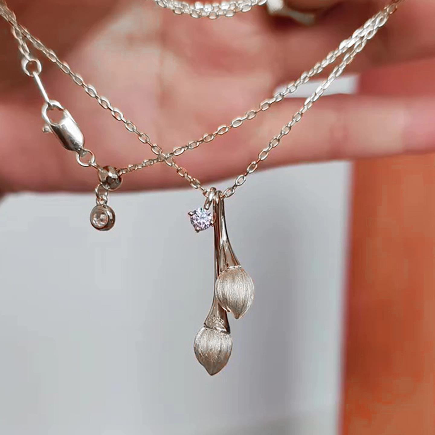 Ультра Блестящее Золото Матовое Подвеска Тюльпан Ожерелье Для Женщин Элегантный Новый Китайский Стиль Легкая Роскошь Заявление Цепочка Свитер
Ультра Блестящее Золото Матовое Подвеска Тюльпан Ожерелье Для Женщин Элегантный Новый Китайский Стиль Легкая Роскошь Заявление Цепочка Свитер