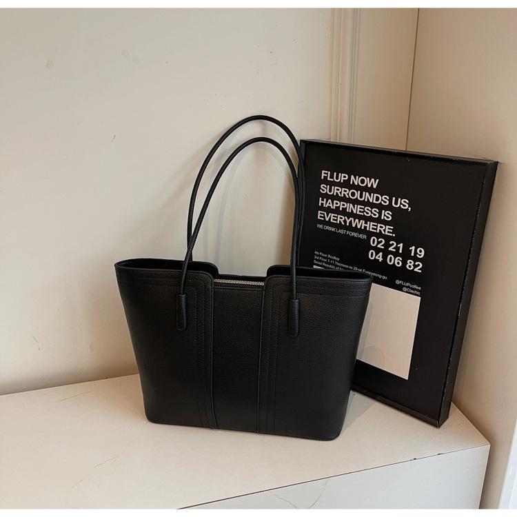 Fashion Versatile 2025 New Tote Bag Women s Simple Large Capacity Shoulder Underarm Bag Work Commuter Handbag
Fashion Versatile 2025 New Tote Bag Women s Simple Large Capacity Shoulder Underarm Bag Work Commuter Handbag