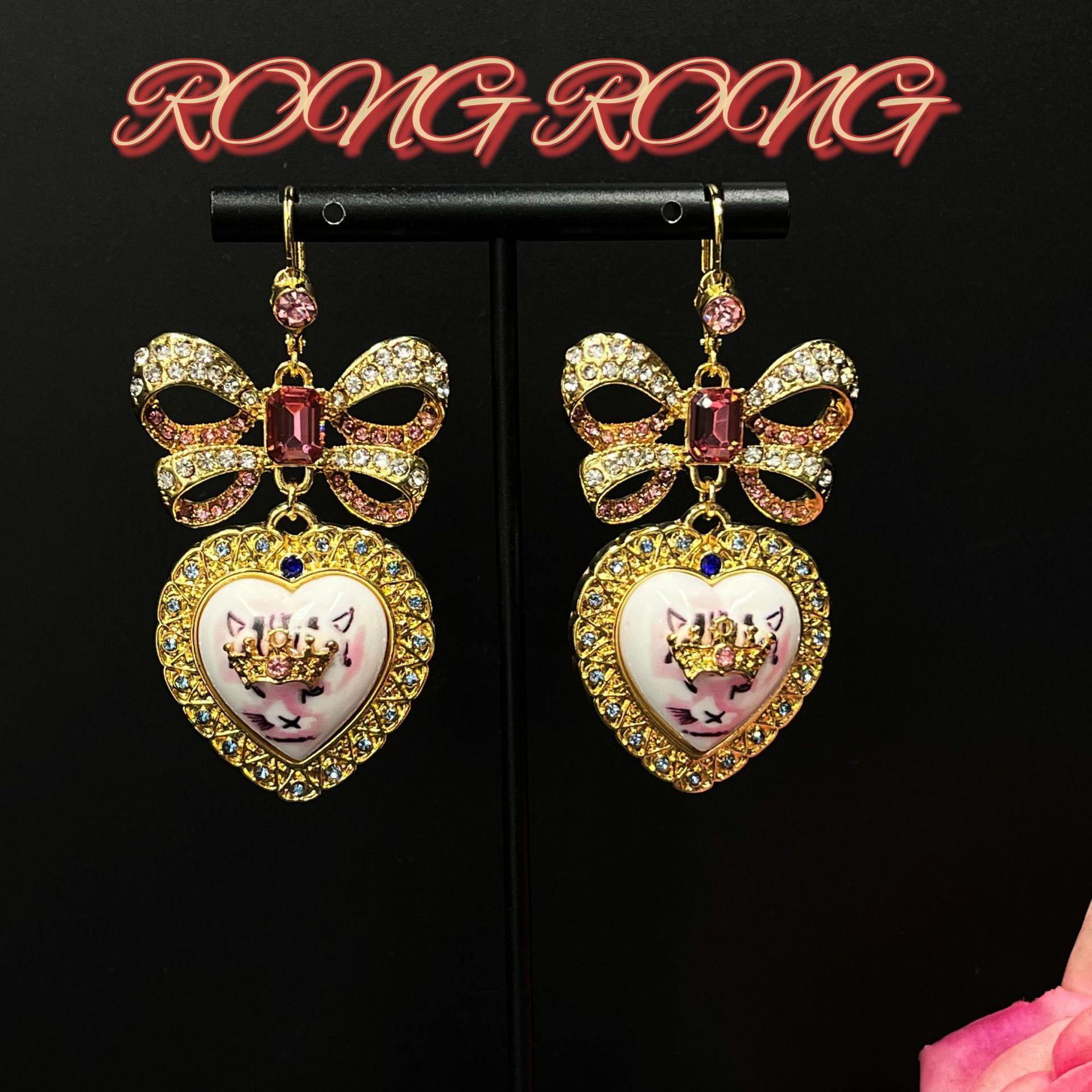 Middle Aged Retro Earrings BJ Pink Heart-shaped Cat Sweet Cute Set With Diamonds Vintage
Middle Aged Retro Earrings BJ Pink Heart-shaped Cat Sweet Cute Set With Diamonds Vintage