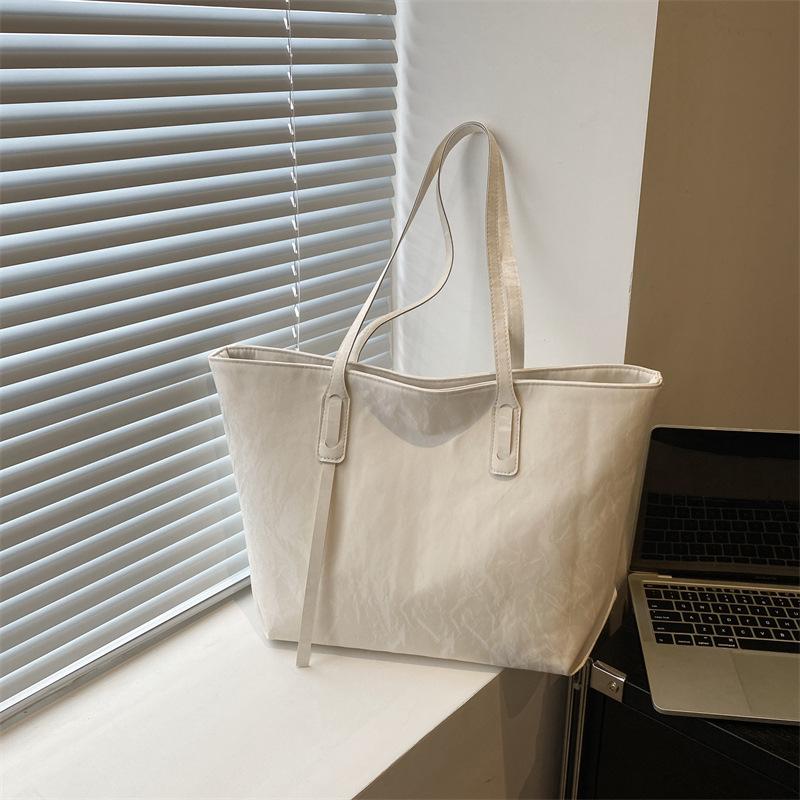 Large-capacity handbag bag women s 2025 new fashionable and foreign shoulder bag trendy and beautiful casual tote bag
Large-capacity handbag bag women s 2025 new fashionable and foreign shoulder bag trendy and beautiful casual tote bag
