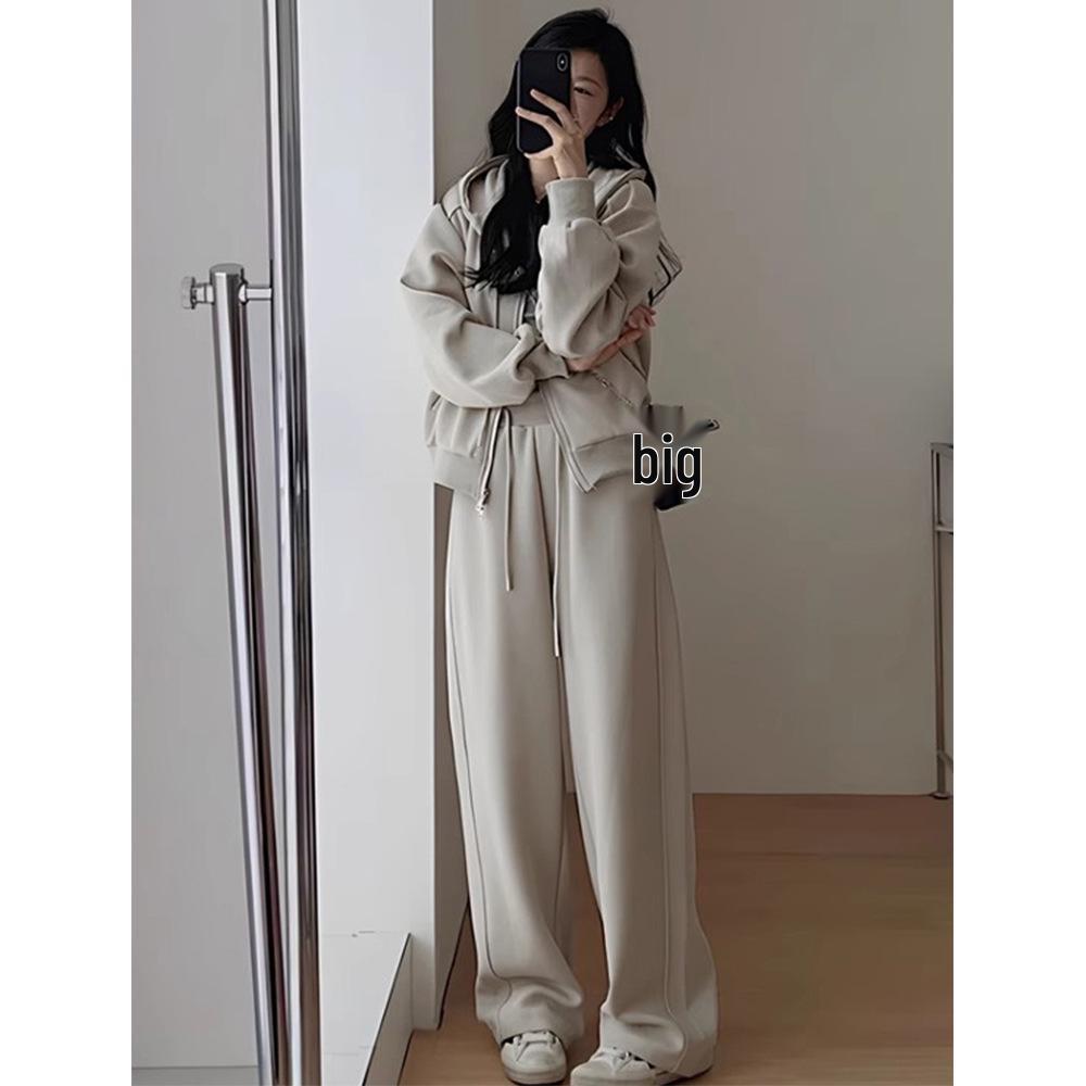 Женский модный повседневный спортивный костюм для осени/зимы: Бархатный худи с капюшоном и брюки широкого кроя, двухпредметный XL (recommended 130-155 jin)
Женский модный повседневный спортивный костюм для осени/зимы: Бархатный худи с капюшоном и брюки широкого кроя, двухпредметный XL (recommended 130-155 jin)