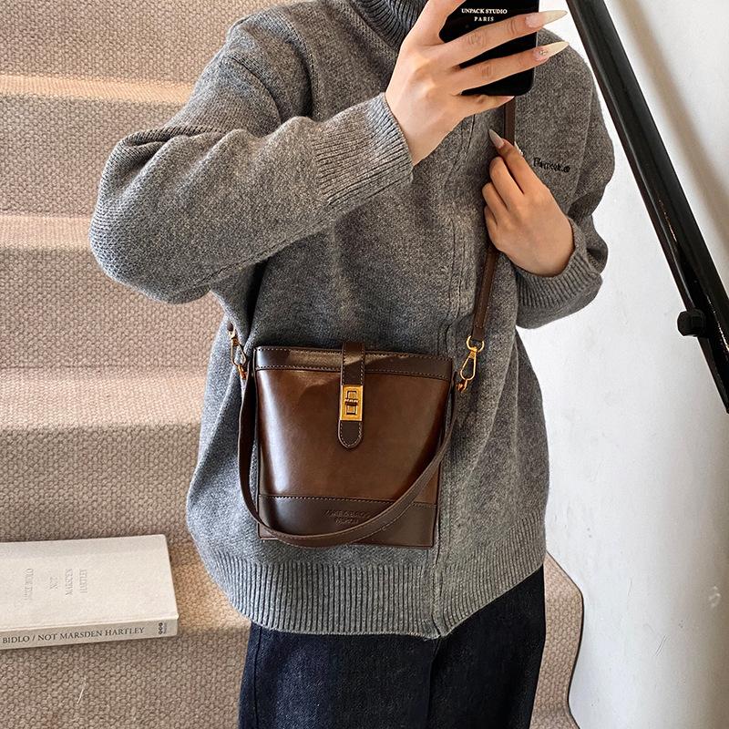 Retro tote bag women s 2025 new high-end handbag versatile niche design single shoulder oblique span bag 19*9.5*18.5 коричневий
Retro tote bag women s 2025 new high-end handbag versatile niche design single shoulder oblique span bag 19*9.5*18.5 коричневий