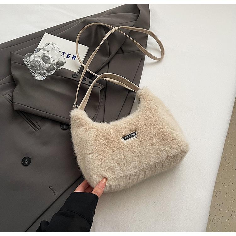Новая корейская версия меховой сумки-мессенджера женская осенне-зимняя высококачественная изысканная сумка через плечо
Новая корейская версия меховой сумки-мессенджера женская осенне-зимняя высококачественная изысканная сумка через плечо