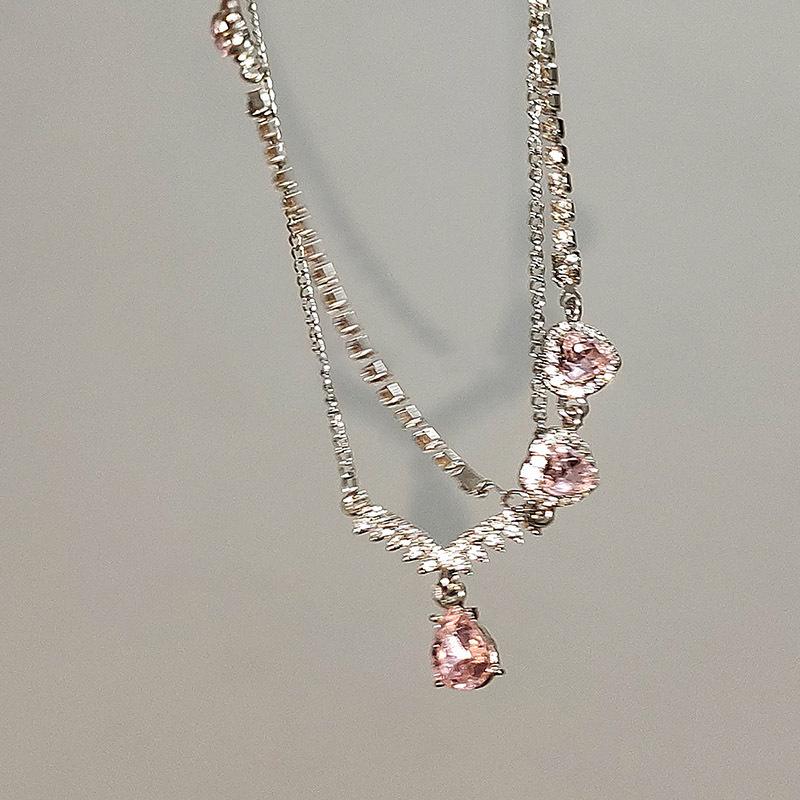 Diamond-encrusted love water drop double-layer pendant, necklace, accessories, high-end fashion and exquisite collarbone chain, new items.
Diamond-encrusted love water drop double-layer pendant, necklace, accessories, high-end fashion and exquisite collarbone chain, new items.