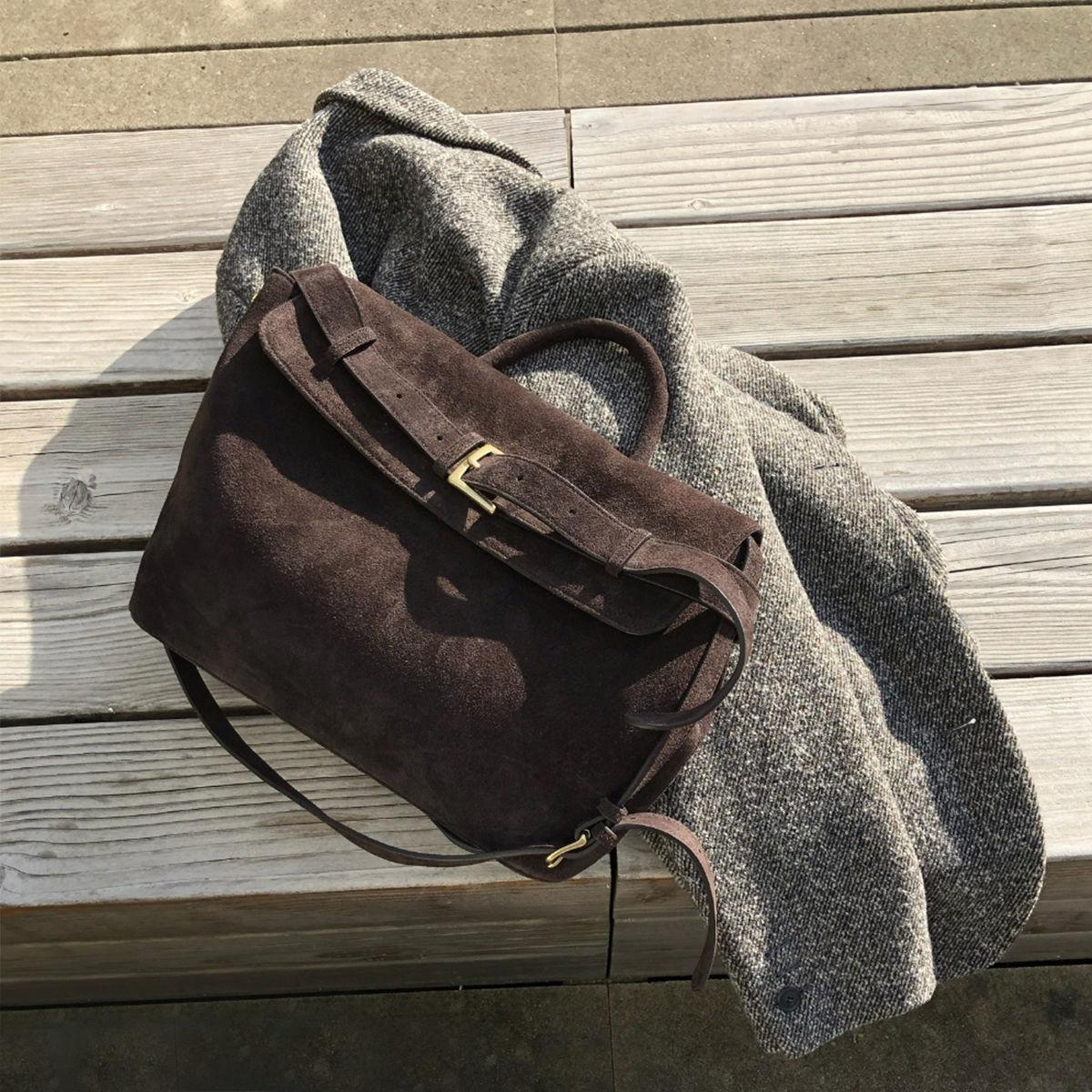 Retro Belt Buckle Shoulder Bag Women Fashion Casual Commuting Niche Design Handbag Ladies Portable Versatile Flip Tote Bag 2025 35x27x13.5cm кавовий
Retro Belt Buckle Shoulder Bag Women Fashion Casual Commuting Niche Design Handbag Ladies Portable Versatile Flip Tote Bag 2025 35x27x13.5cm кавовий